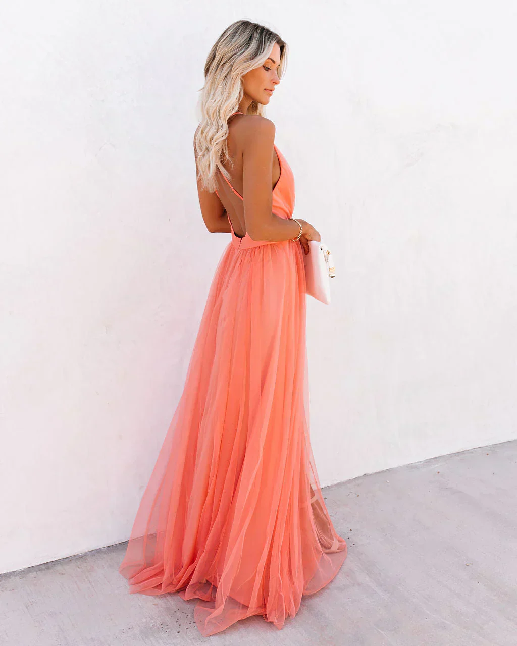 Femme Orange à Décolleté V et Évasée Robe d'invité de mariage – Élégante, Luxe - Image 3