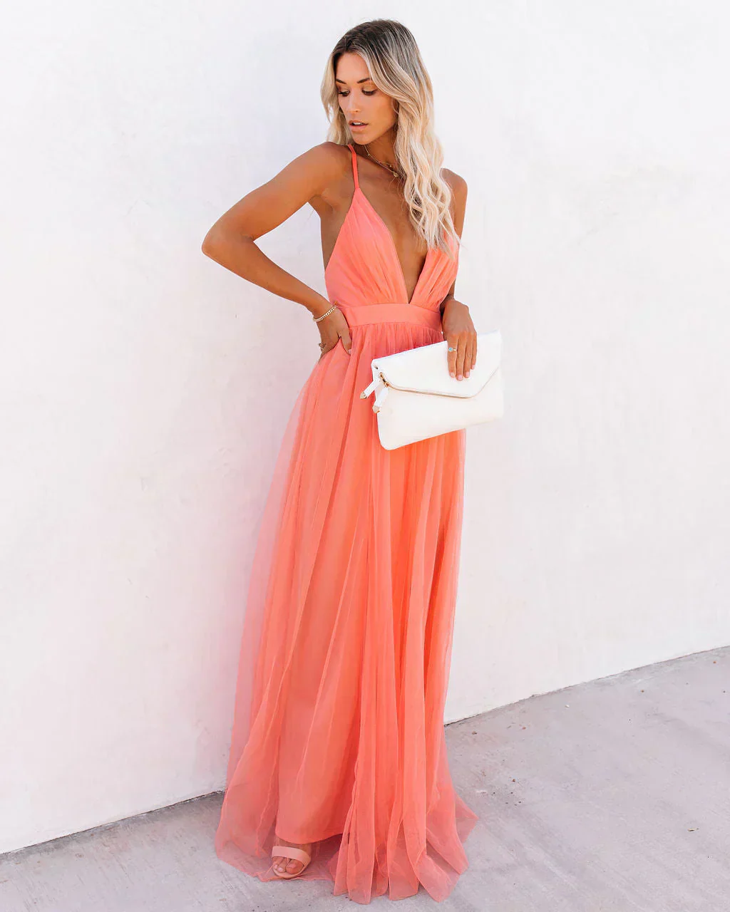 Femme Orange à Décolleté V et Évasée Robe d'invité de mariage – Élégante, Luxe - Image 4