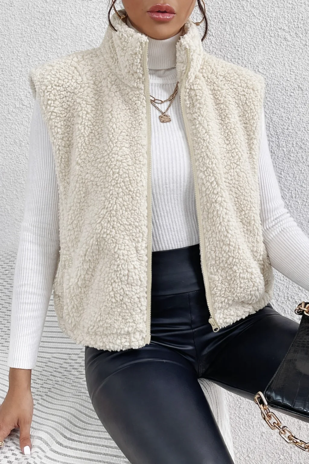 Gilet en Fourrure Douce pour Femme – Veste Élégante à Manches Courtes et Fermeture Éclair