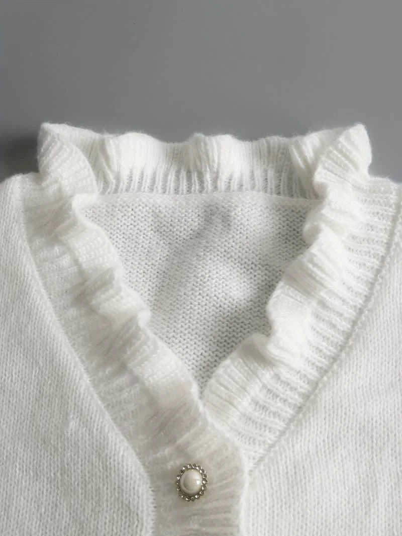 Pull blanc élégant à col en V pour femme – Détails à volants - Image 4