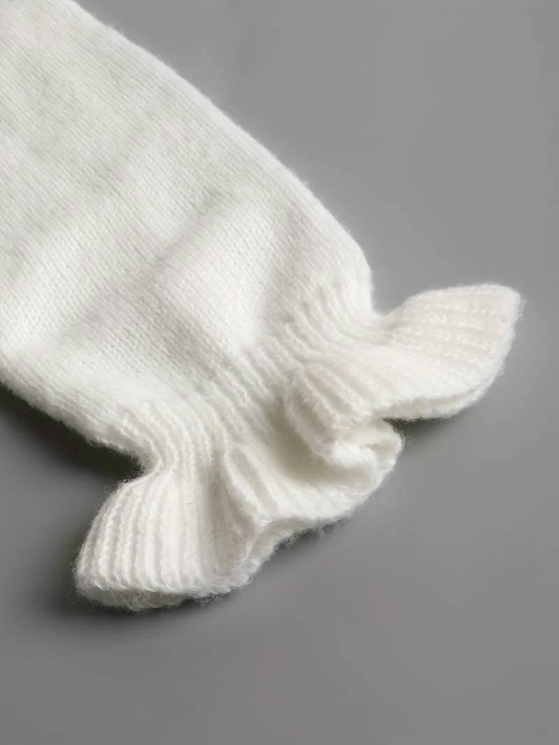 Pull blanc élégant à col en V pour femme – Détails à volants - Image 6
