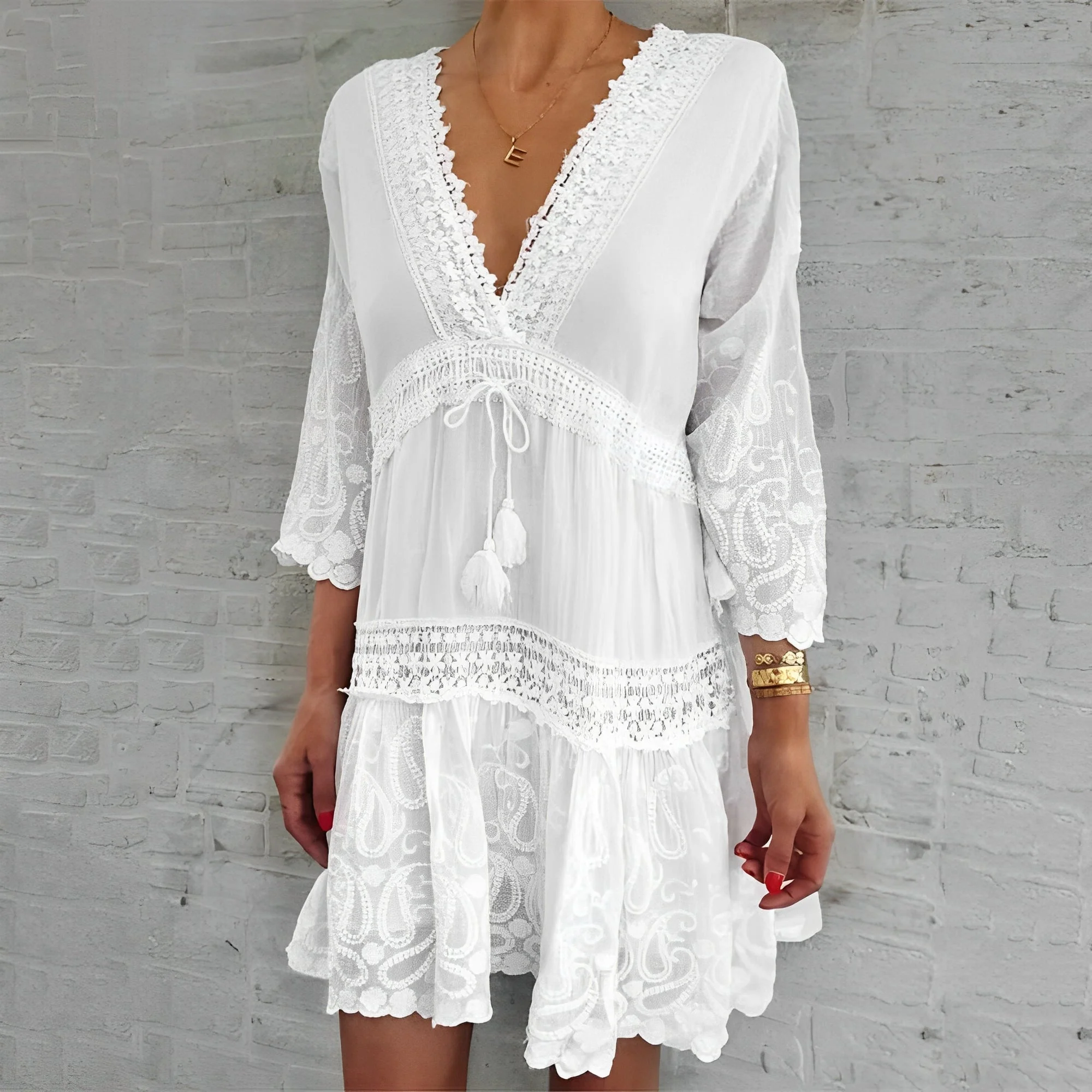 Robe courte à fleurs avec col en V – Élégance bohème et féminine - Image 4