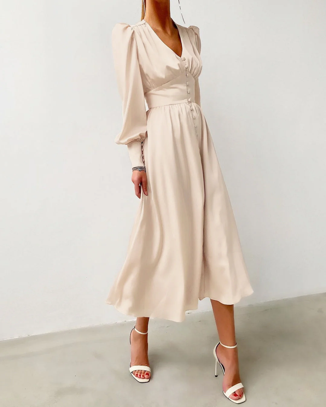 Robe en Satin – Élégance Intemporelle au Charme Luxueux - Image 3