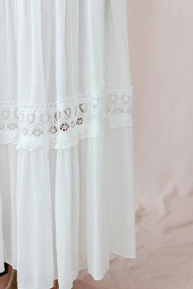 Robe longue blanche bohème pour femme – Empiècements en crochet, décolleté en V profond, coupe fluide, style estival - Image 4