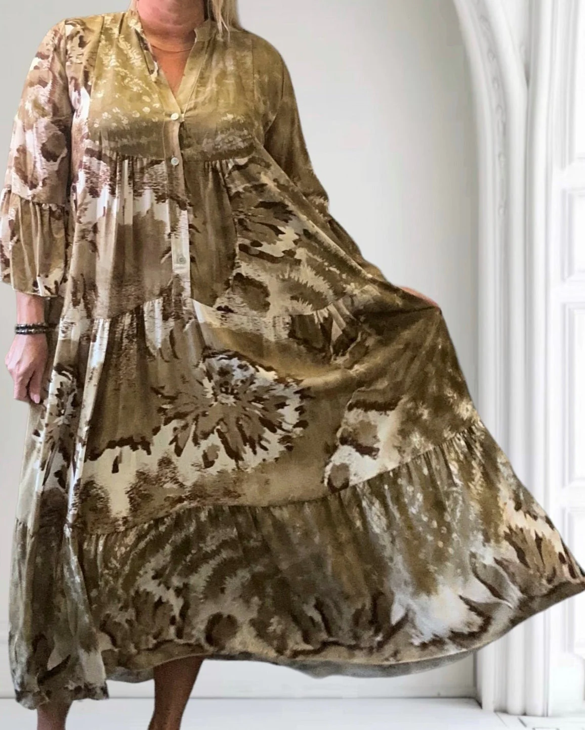 Robe Longue d’Automne pour Femme à Coupe Ample en Couleur Beige - Image 2