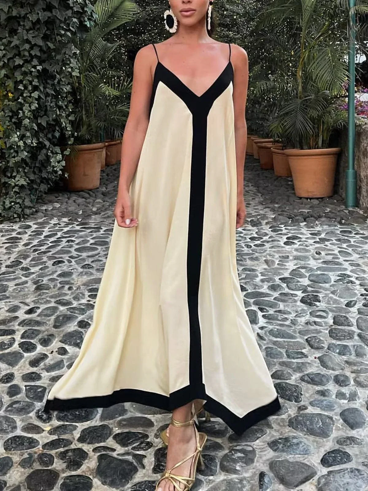 Robe Longue Élégante à Fines Bretelles pour Femme – Décolleté en V et Coupe Fluide