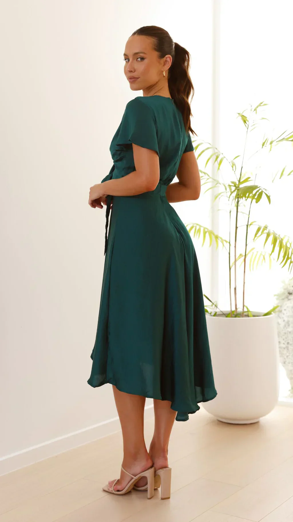 Robe midi satinée élégante à col en V profond pour femme – Manches papillon et jupe fluide asymétrique - Image 10