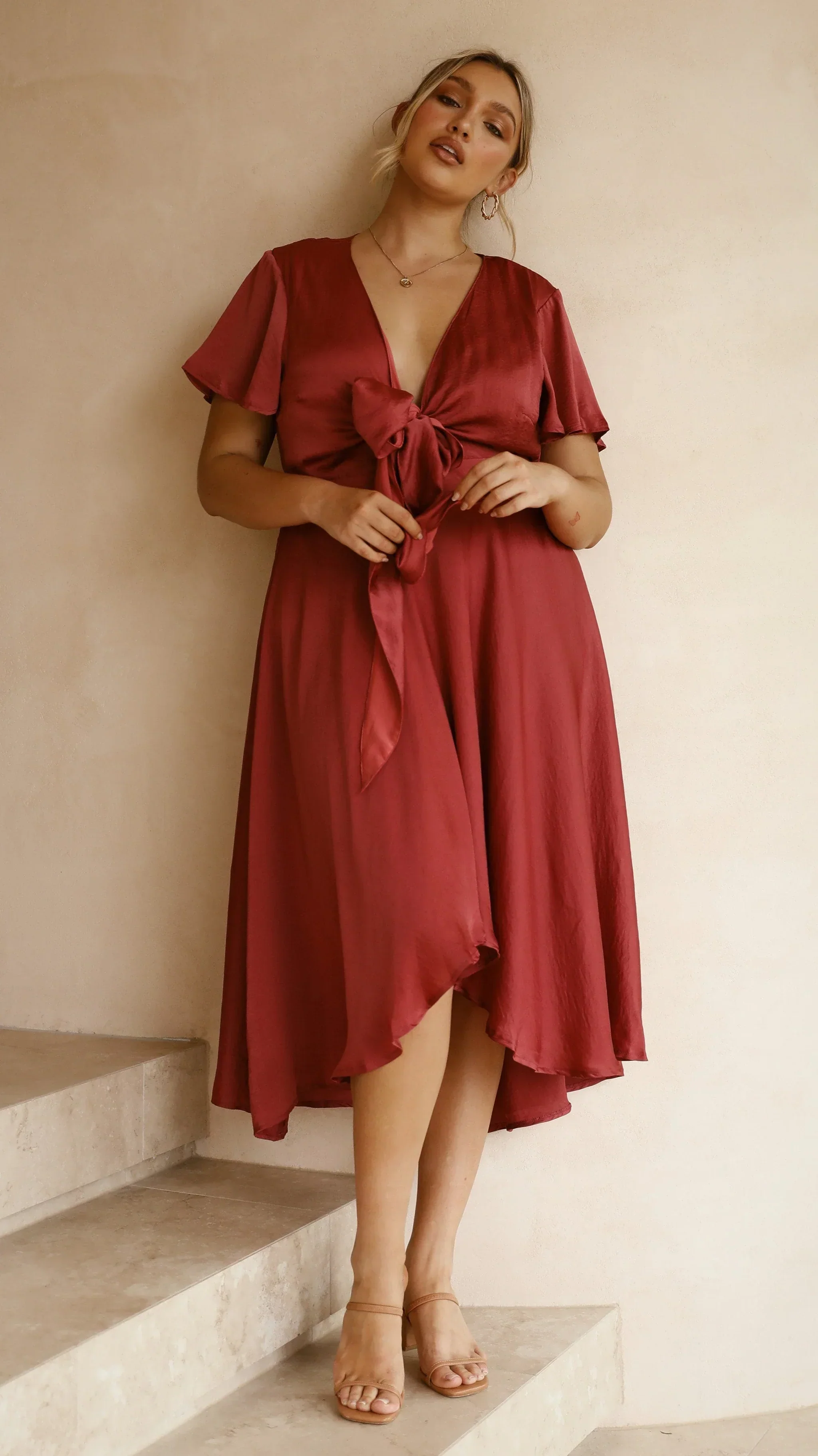 Robe midi satinée élégante à col en V profond pour femme – Manches papillon et jupe fluide asymétrique - Image 12
