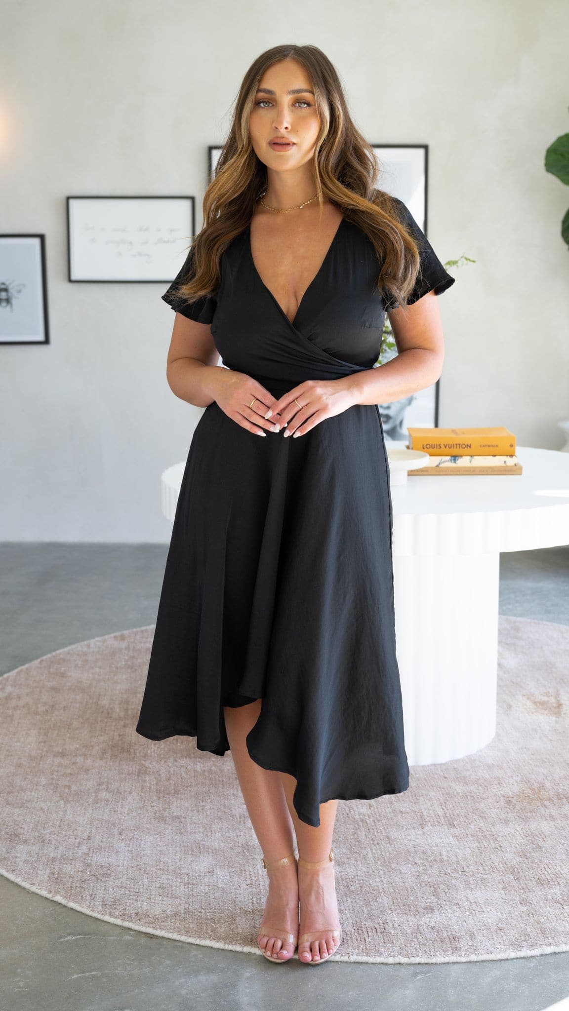 Robe midi satinée élégante à col en V profond pour femme – Manches papillon et jupe fluide asymétrique - Image 3