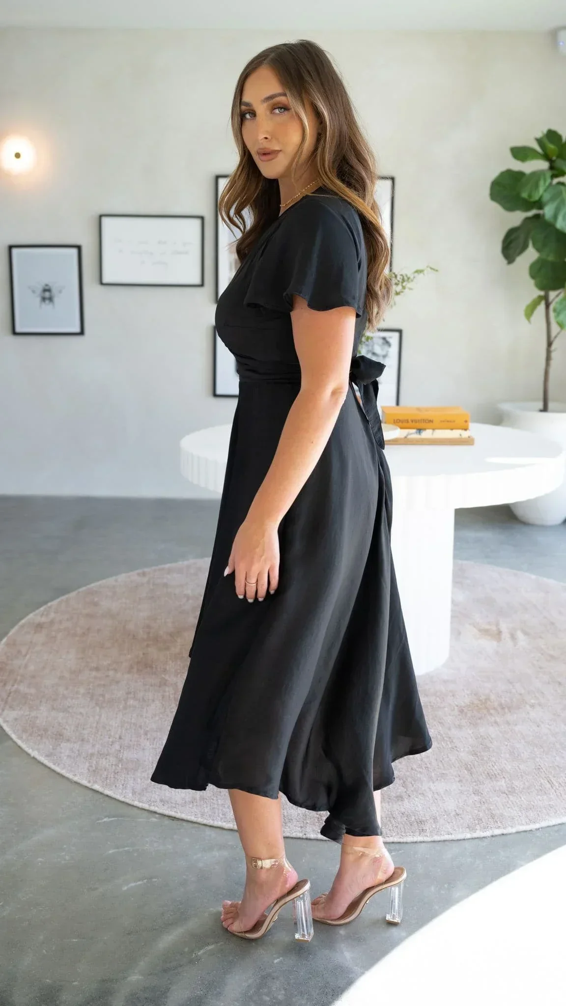 Robe midi satinée élégante à col en V profond pour femme – Manches papillon et jupe fluide asymétrique - Image 4