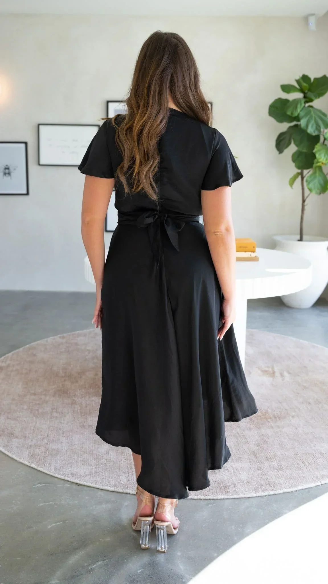 Robe midi satinée élégante à col en V profond pour femme – Manches papillon et jupe fluide asymétrique - Image 6
