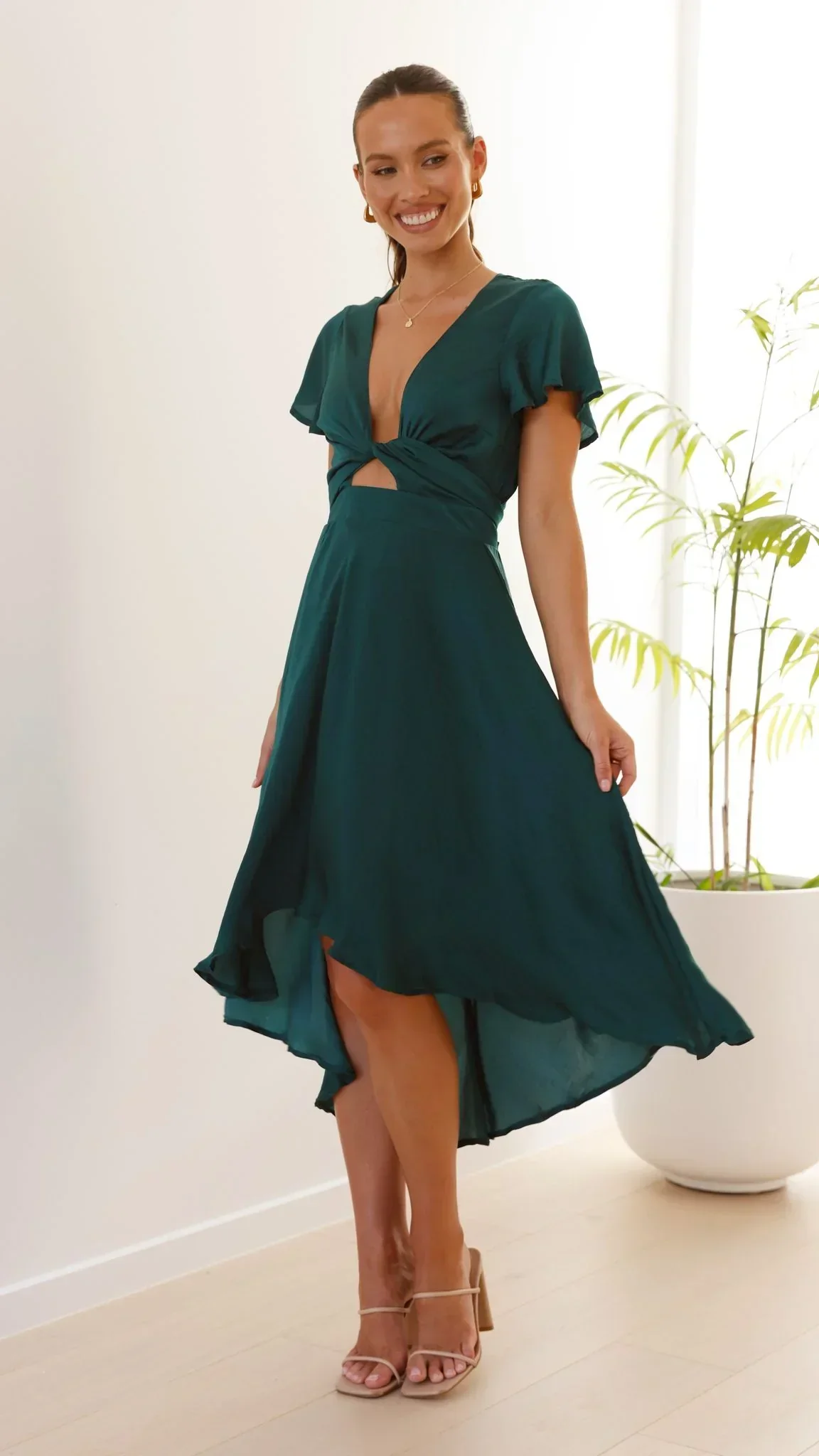 Robe midi satinée élégante à col en V profond pour femme – Manches papillon et jupe fluide asymétrique - Image 7