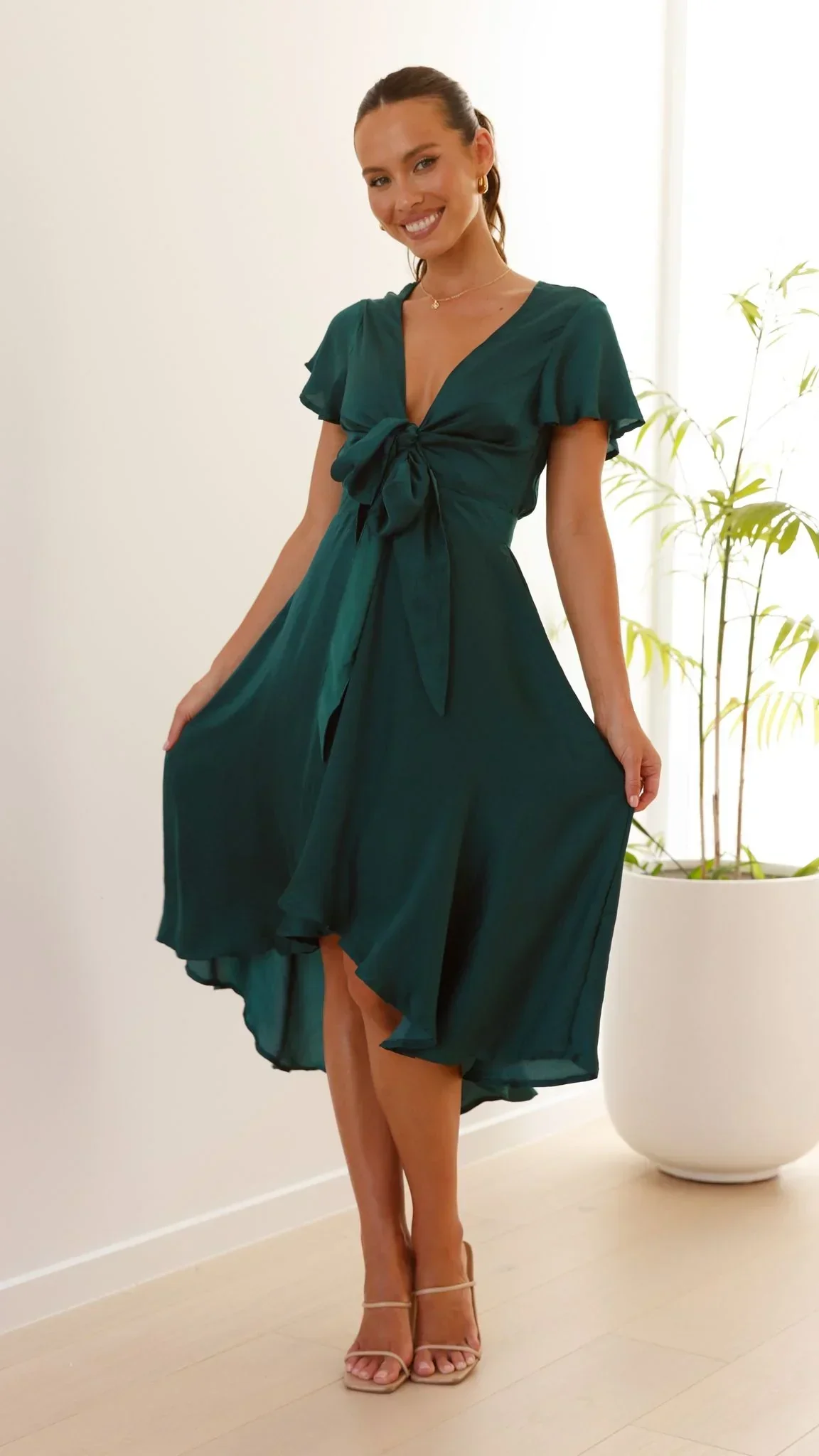 Robe midi satinée élégante à col en V profond pour femme – Manches papillon et jupe fluide asymétrique - Image 8