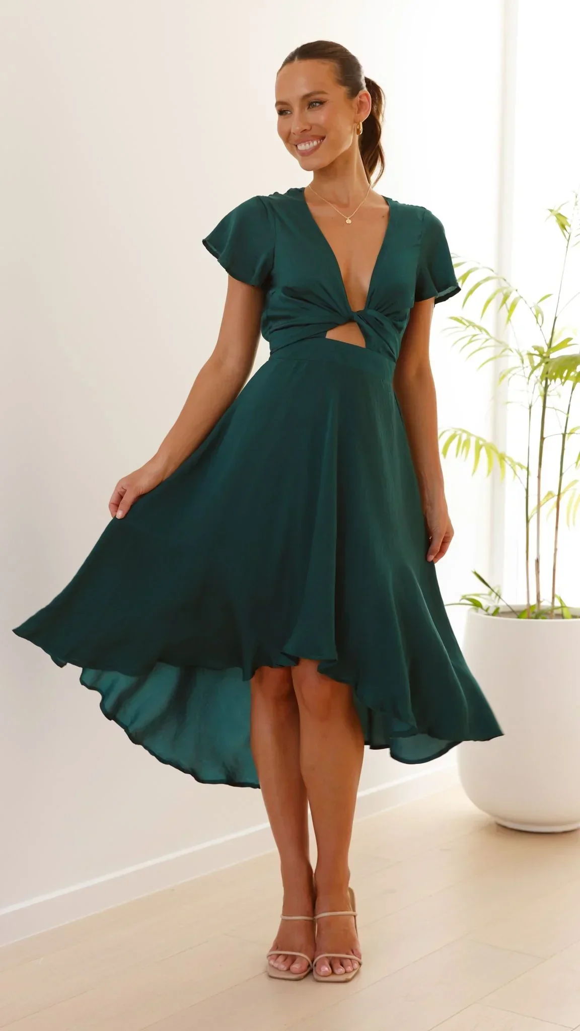 Robe midi satinée élégante à col en V profond pour femme – Manches papillon et jupe fluide asymétrique - Image 9