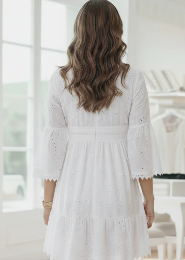 Robe Mini Blanche Brodée Femme – Design Élégant en Dentelle Fine - Image 2