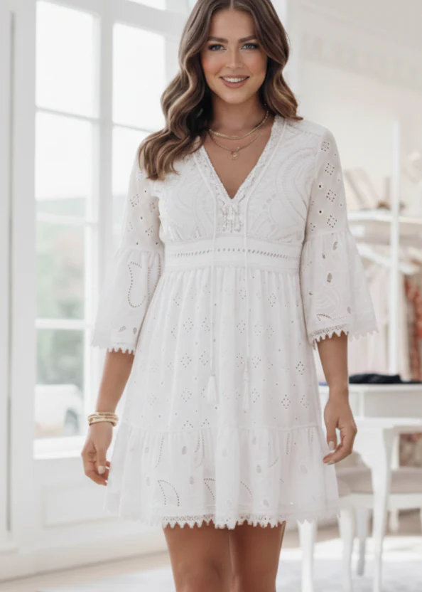 Robe Mini Blanche Brodée Femme – Design Élégant en Dentelle Fine - Image 3