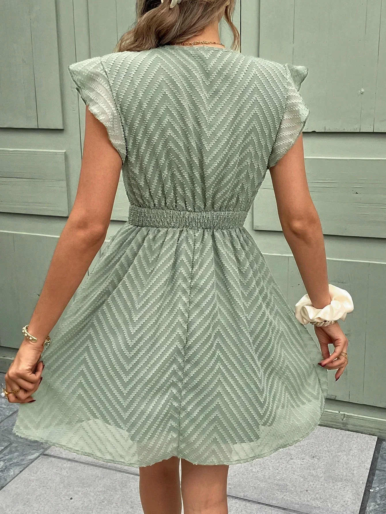 Robe Mini d’Été à Col V pour Femme – Manches Courtes Légères et Taille Élastique - Image 2