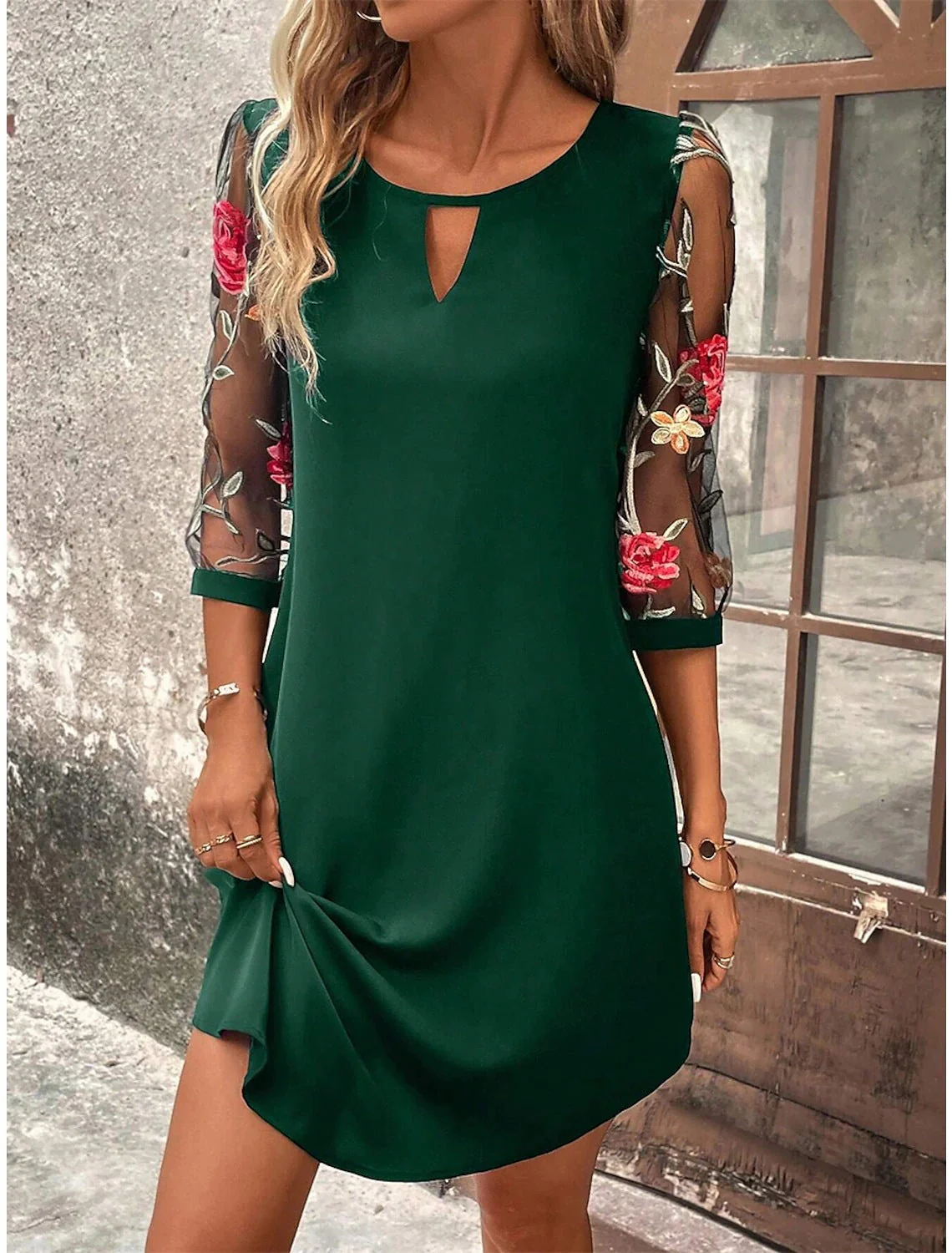Robe Mini d’Été Élégante pour Femmes – Robe en Mesh à Col Rond et Broderie Florale - Image 2