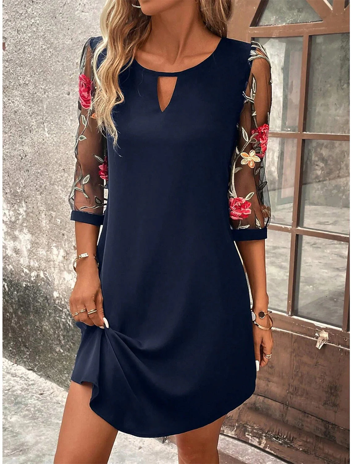 Robe Mini d’Été Élégante pour Femmes – Robe en Mesh à Col Rond et Broderie Florale - Image 3