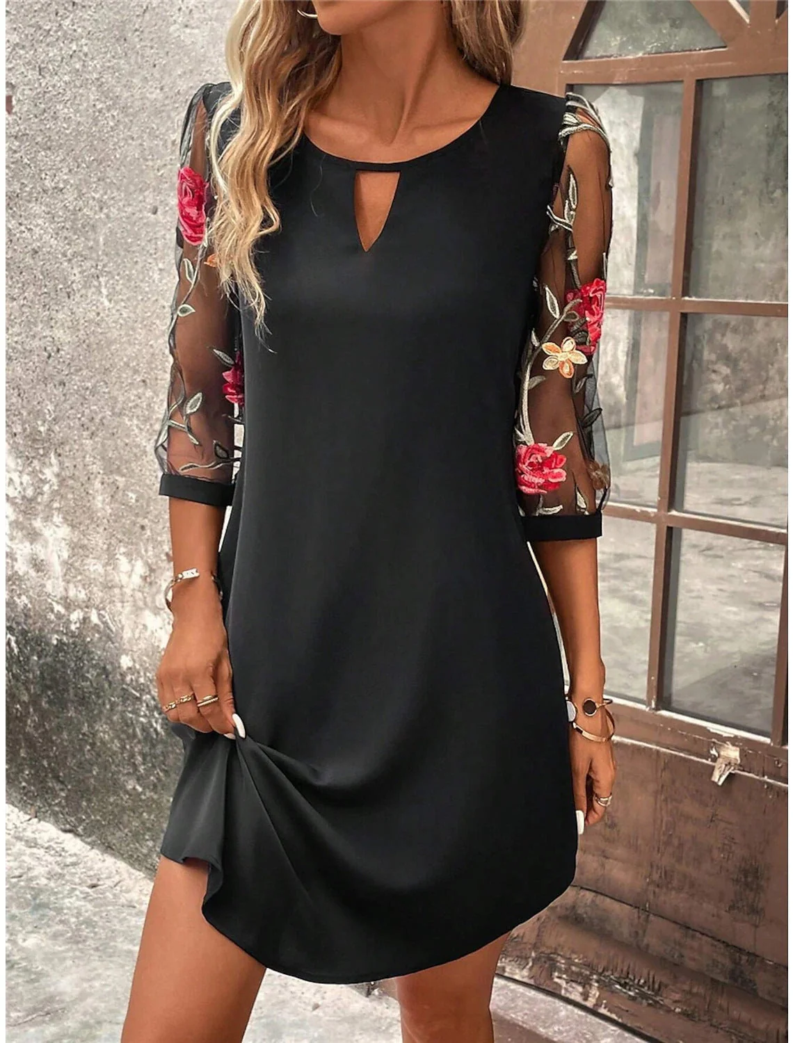 Robe Mini d’Été Élégante pour Femmes – Robe en Mesh à Col Rond et Broderie Florale - Image 4
