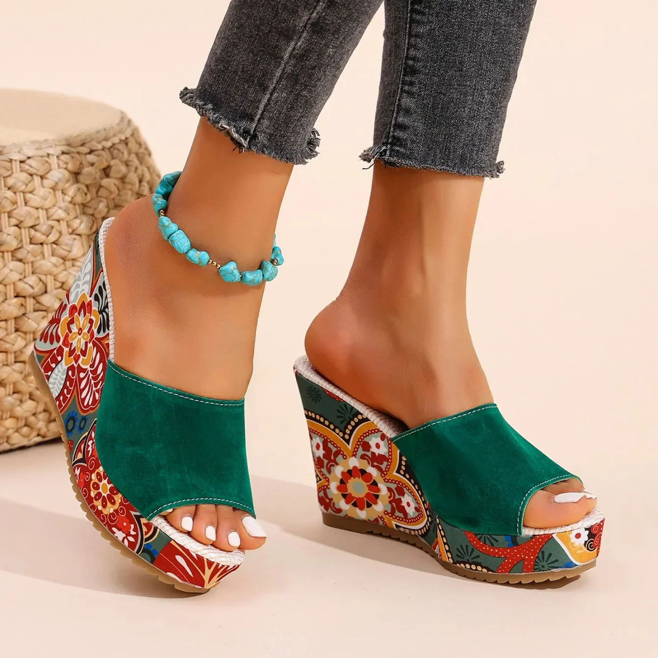 Sandales compensées en velours pour femme – Un style estival élégant et confortable, idéal pour les soirées