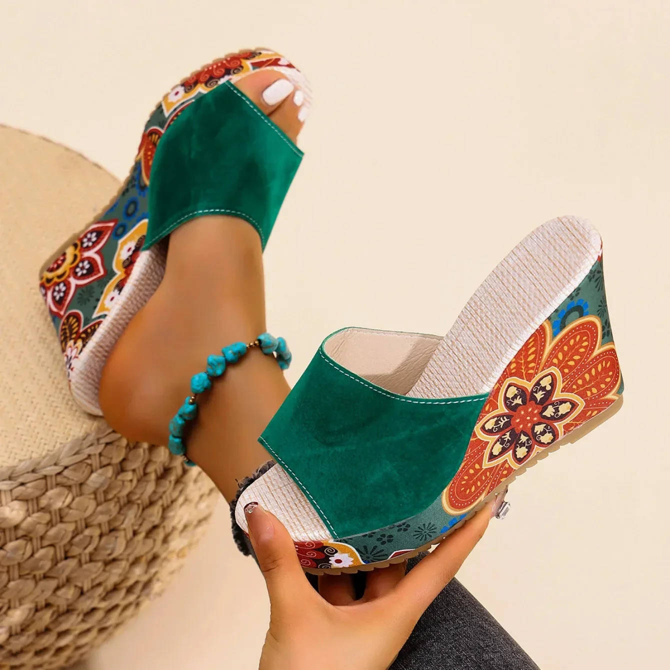 Sandales compensées en velours pour femme – Un style estival élégant et confortable, idéal pour les soirées - Image 4