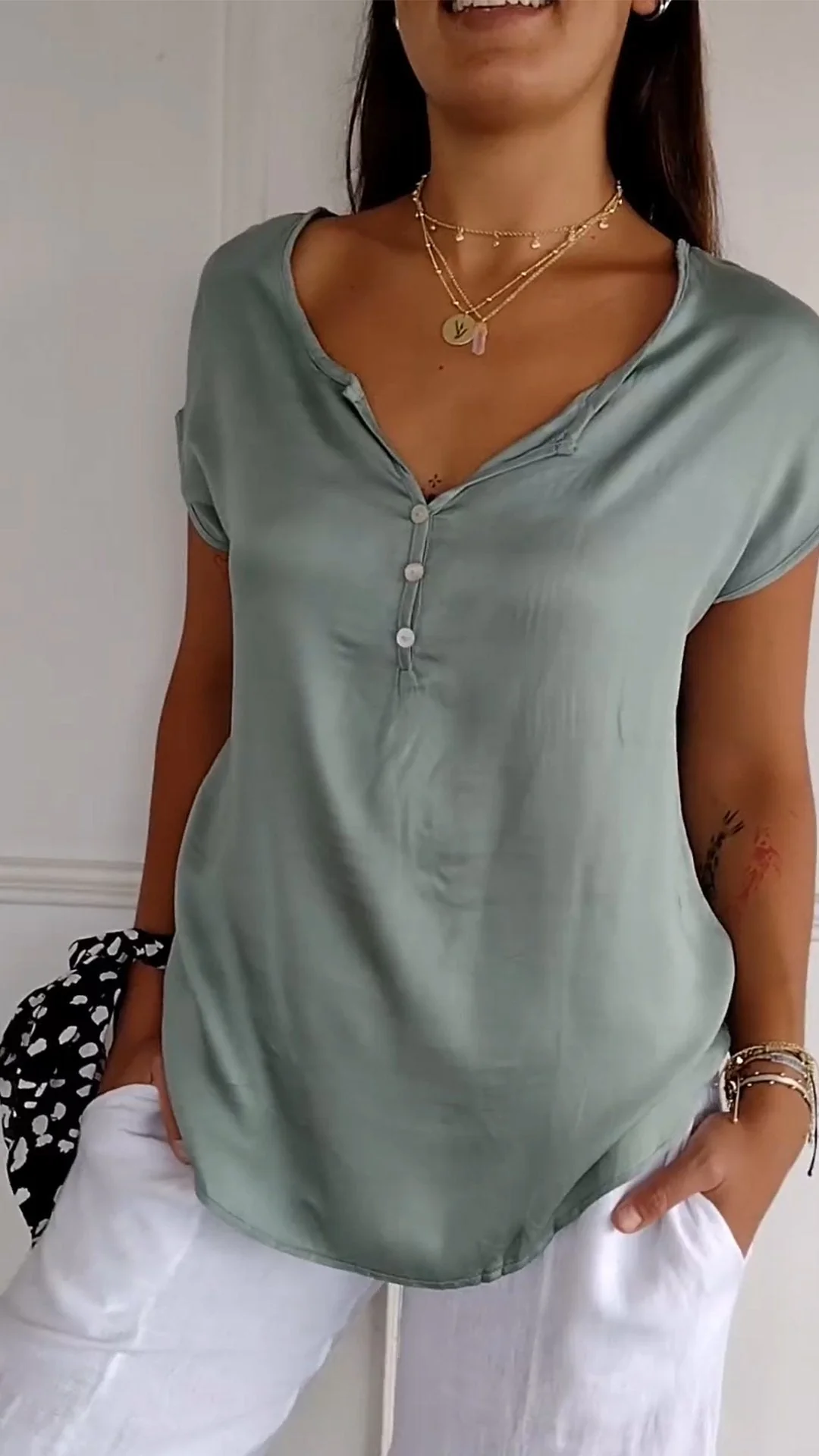 T-shirt confortable à col en V pour femme - Image 4