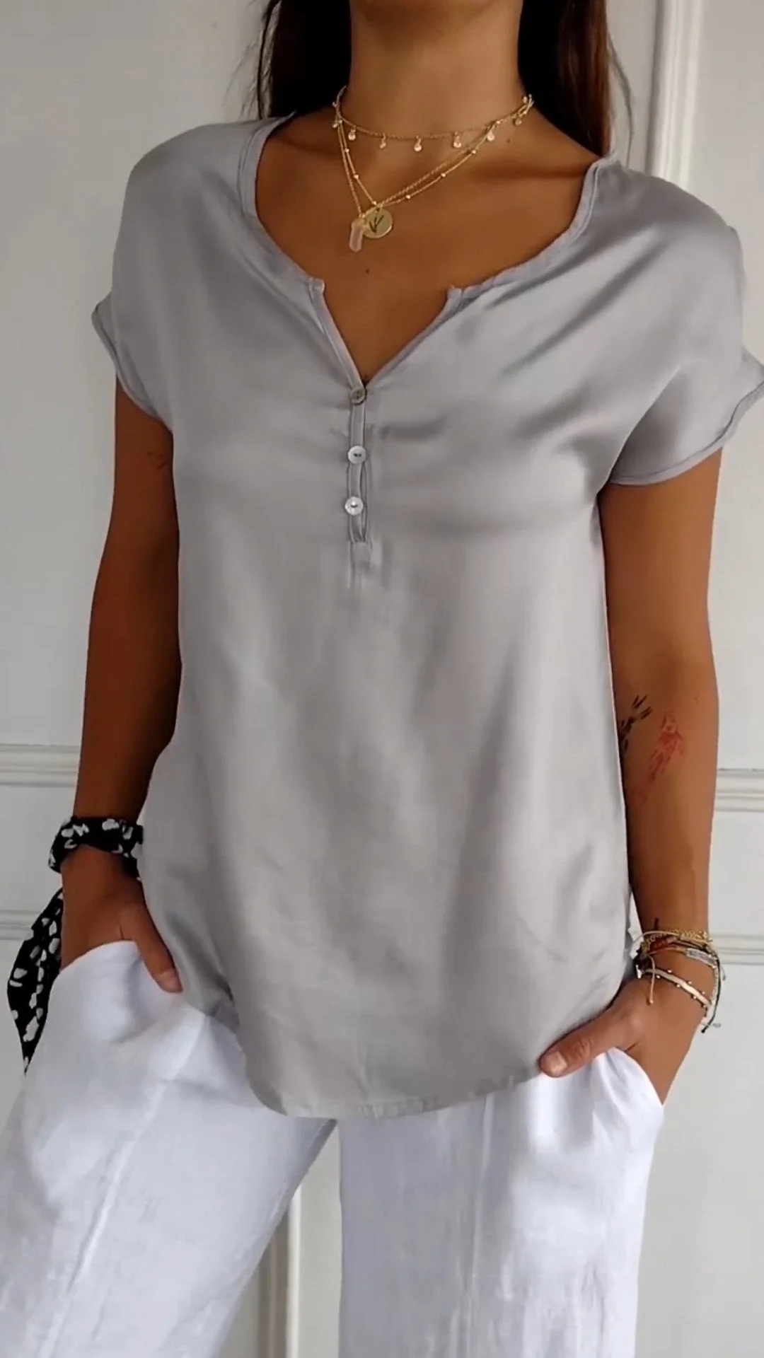 T-shirt confortable à col en V pour femme - Image 7
