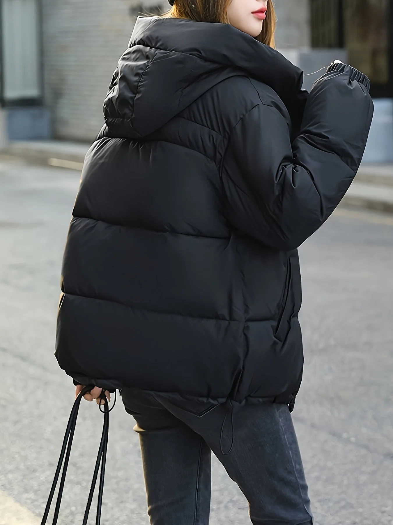 Veste matelassée légère à capuche pour femme – Vêtement d’hiver élégant - Image 2